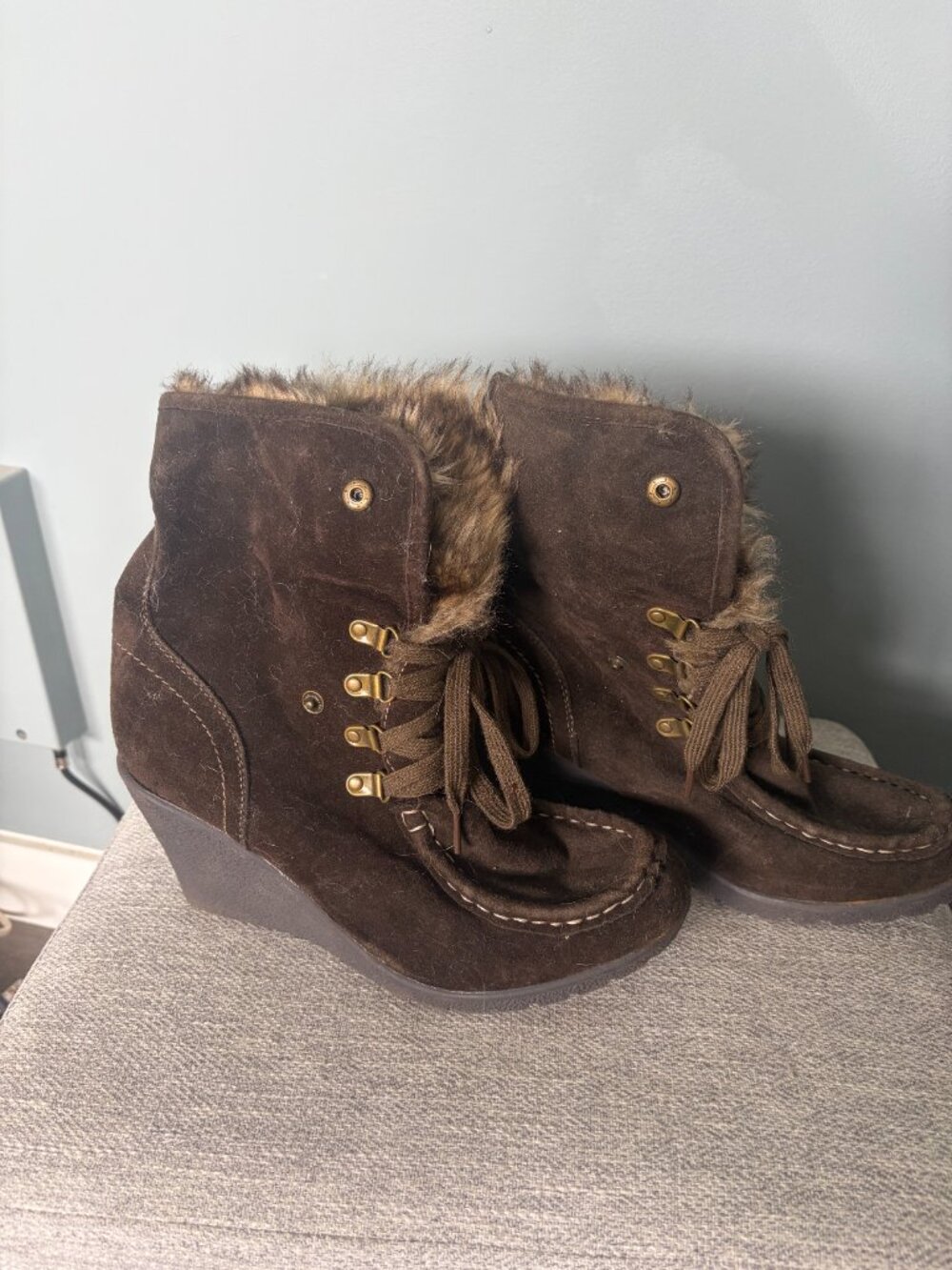 Size 10 Brown Faux Fur Lined Lace Up Wedge Boots
